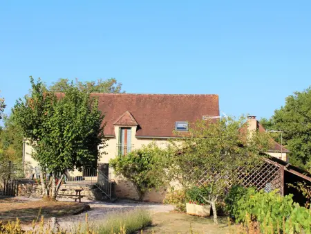 Location gite à Azerat, Maison de campagne avec wifi près de Thenon, 3 chambres