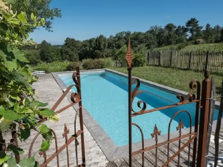 Location gite à Biron, Magnifique maison avec piscine privée, Wi-Fi et animaux acceptés