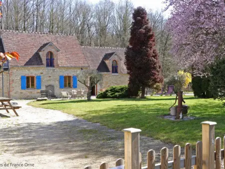 Location gite à Les Ventes de Bourse, Maison ancienne avec jardin clos près centre équestre, séjour confortable
