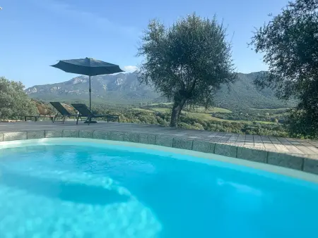 Location villa à Sartène, Maison de campagne rénovée avec 2 chambres et piscine privée