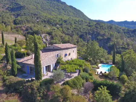 Location maison à Montaulieu, Mas avec piscine privée et vue imprenable