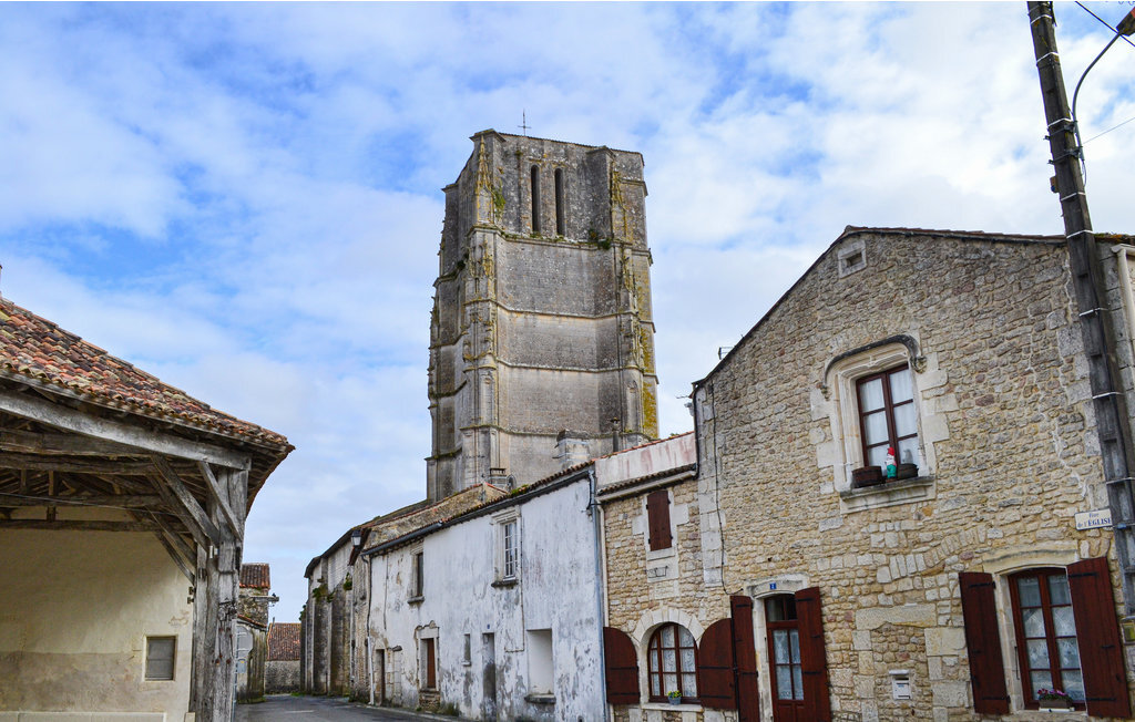 Maison médiévale de 1042 à Saint-Jean-d'Angle - Photo 1