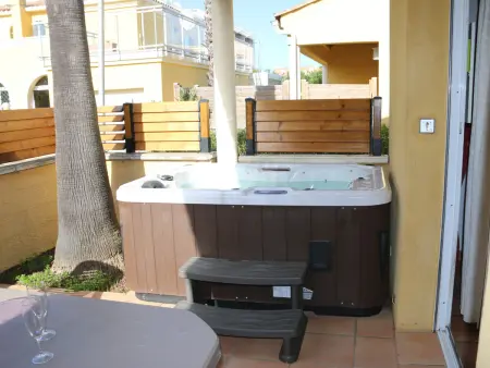 Location villa à Cap d'Agde naturisme, Villa climatisée avec jacuzzi pour 4 personnes, parking au Cap dAgde