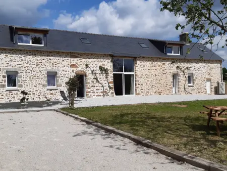 Location gite à Saint Léonard des Bois, Longère rénovée avec charme, 5 chambres, grand jardin, proche du village, idéale pour 15 pers.