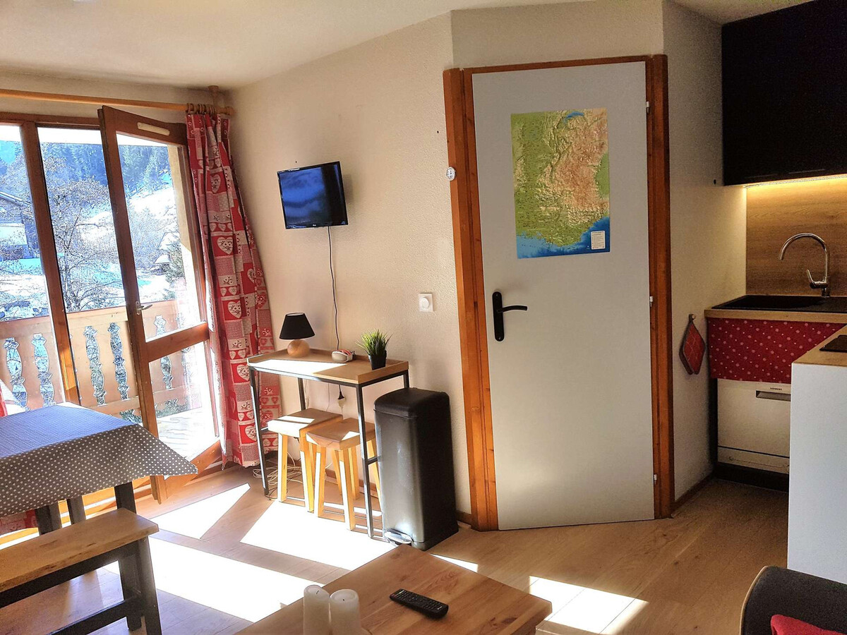 T2 rénové 50m des pistes, balcon sud, piscine été - Photo 1