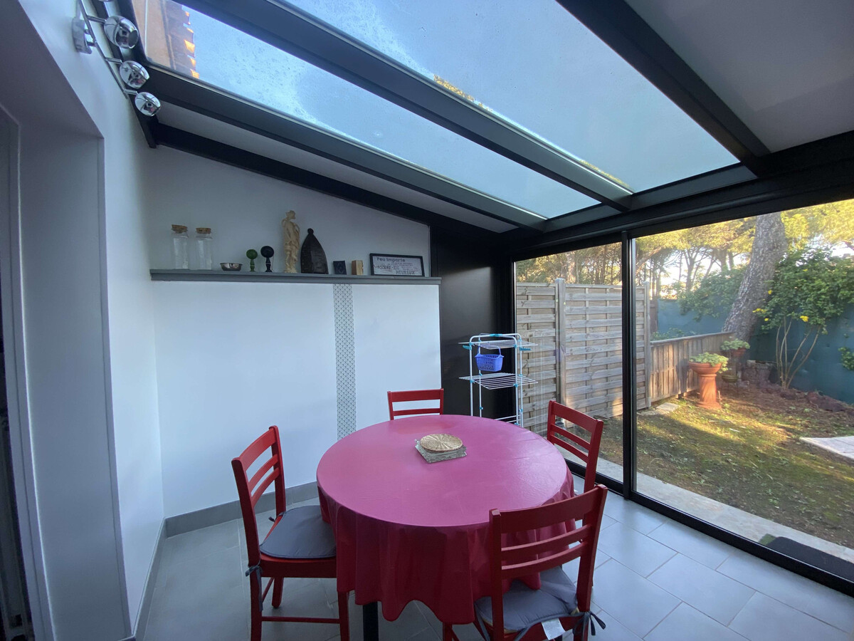 Villa 2 ch au cœur de la pinède, parking et piscine - Photo 10
