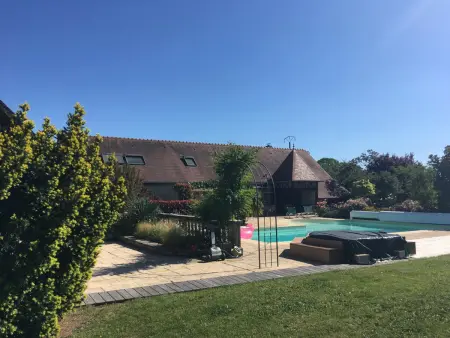 Location gite à Toulon sur Allier, Villa avec piscine chauffée et jardin près de Moulins