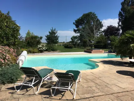 Gîte des Brières : piscine chauffée et spa à Toulon-sur-Allier : photo 2