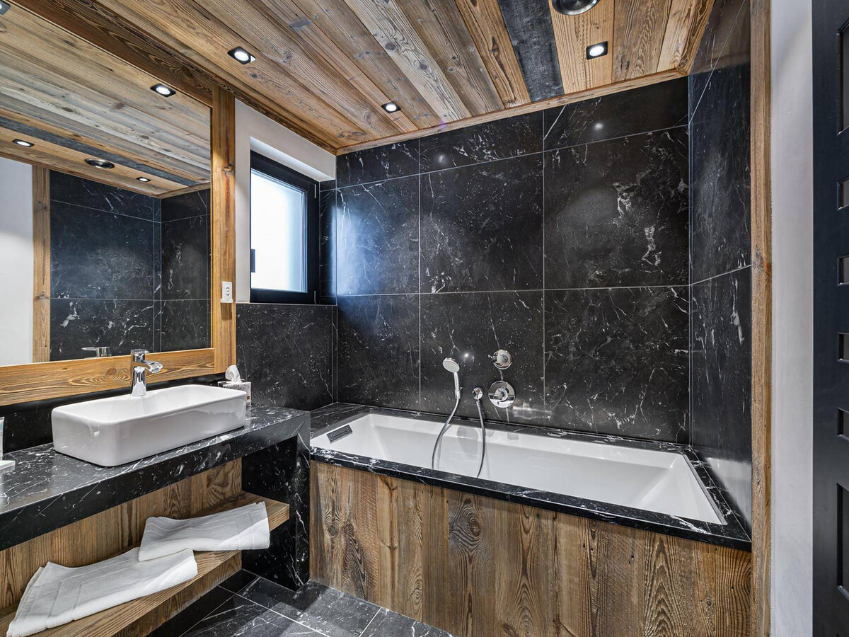 Chalet d'Exception avec Piscine, Hammam et Ascenseur à Val d'Isère, Proche des Pistes - Photo 9