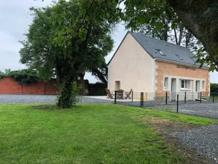 Location gite à Écommoy, Spacieuse maison près du Mans avec jardin, idéale pour séjours pro, 4 chambres, Wi-Fi, parking