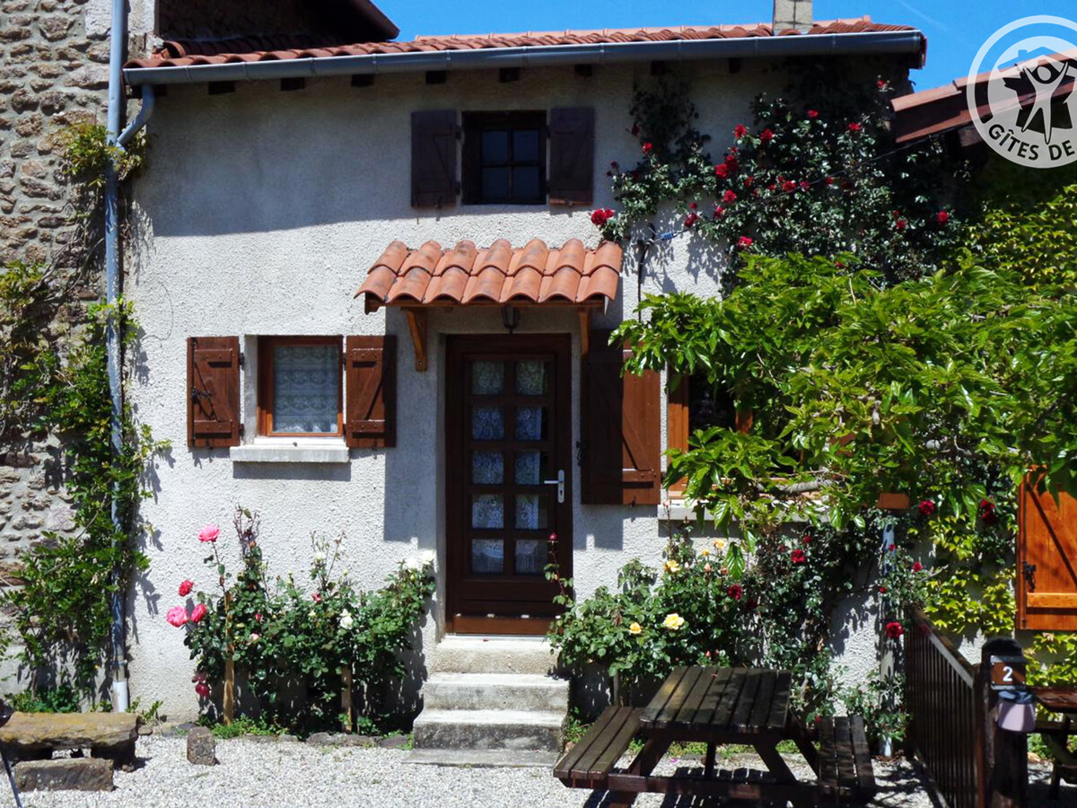 Gîte en ferme XIXe siècle aux portes des Monts du Pilat - Photo 1