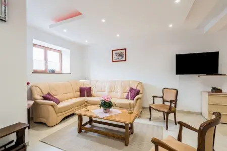 Location gite à Beauraing, Chalet confortable avec jardin