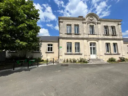 Location gite à Paudy, École rénovée avec terrasse, 3 chambres, draps, ménage et chauffage inclus