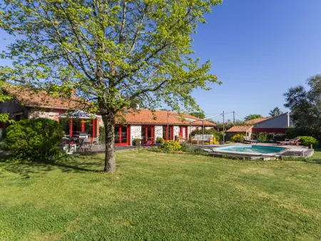 Location gite à La Limouzinière, Gîte familial spacieux avec piscine naturelle, proche Nantes