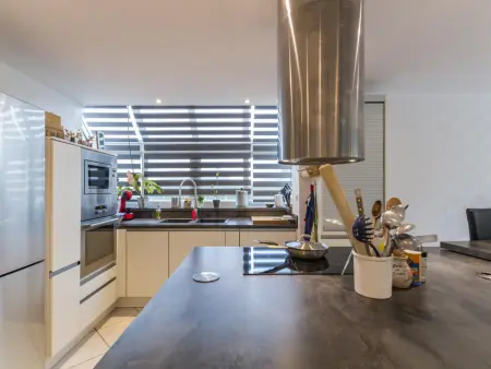 Maison contemporaine à Jullouville avec piscine privée et jardin - Photo 10