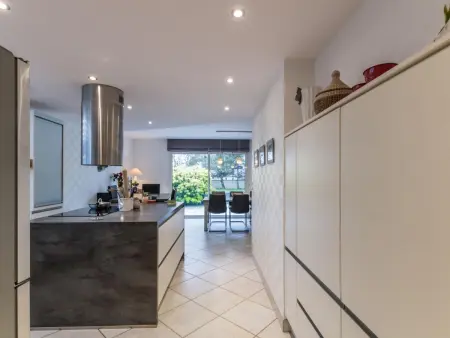 Maison contemporaine à Jullouville avec piscine privée et jardin - Photo 12