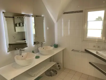 Maison contemporaine à Jullouville avec piscine privée et jardin - Photo 26