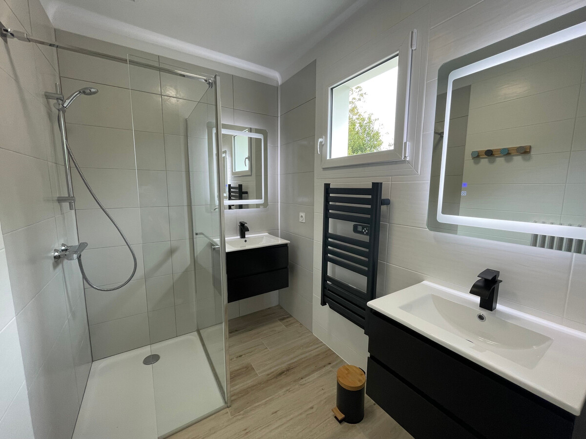 Gîte contemporain avec étang privé et terrasse à Nieul-le-Dolent - Photo 8