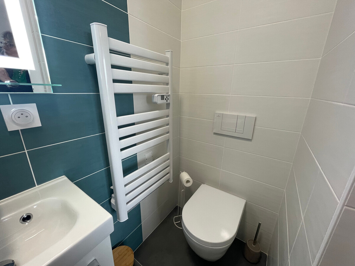 Gîte contemporain avec étang privé et terrasse à Nieul-le-Dolent - Photo 9