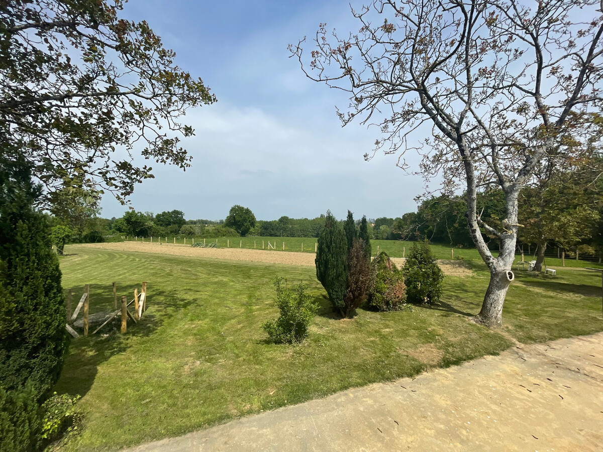 Gîte contemporain avec étang privé et terrasse à Nieul-le-Dolent - Photo 10