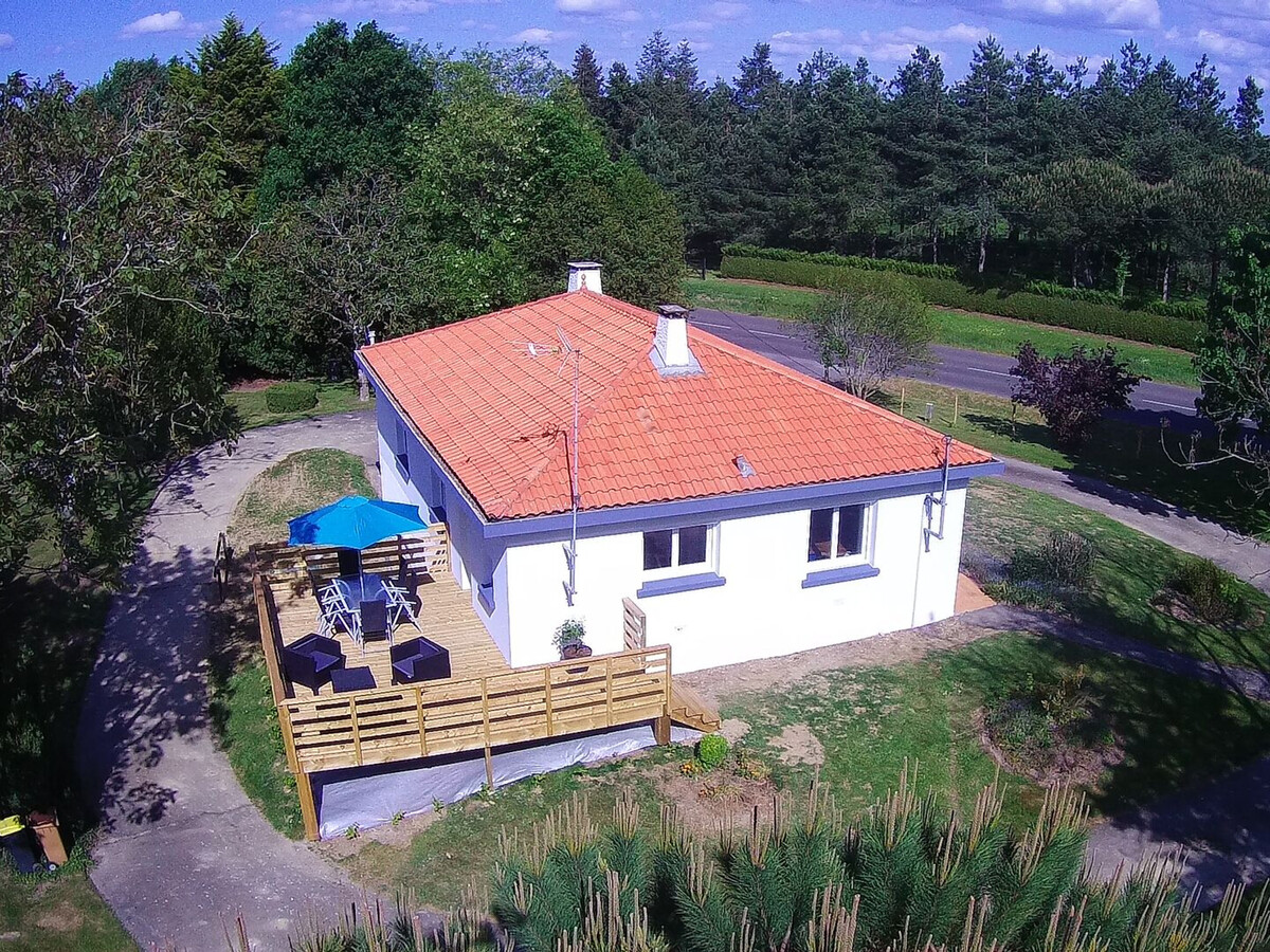 Gîte contemporain avec étang privé et terrasse à Nieul-le-Dolent - Photo 11