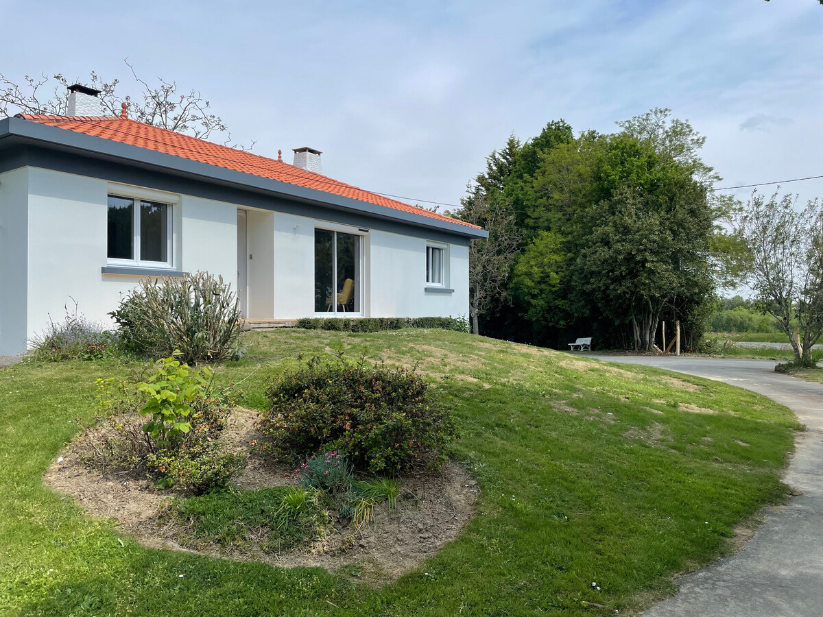 Gîte contemporain avec étang privé et terrasse à Nieul-le-Dolent - Photo 12