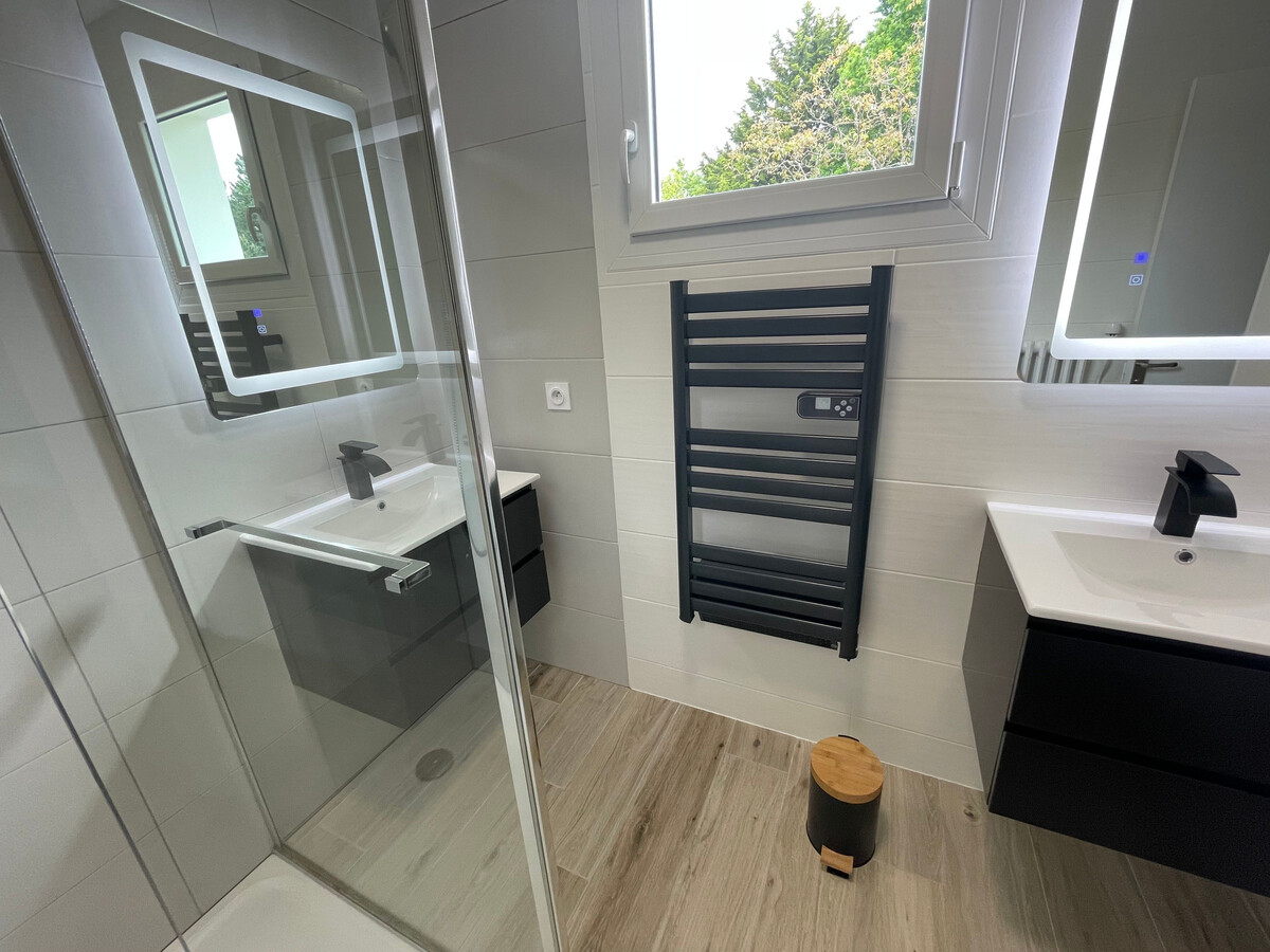 Gîte contemporain avec étang privé et terrasse à Nieul-le-Dolent - Photo 22