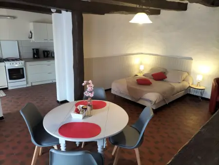 Location gite à Migné, Maison de plain-pied au bord dun étang en Berry, avec services inclus et garage pour vélos/motos