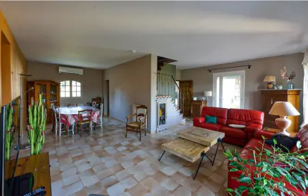 Location Maison 8 personnes à Lançon Provence - Photo 2