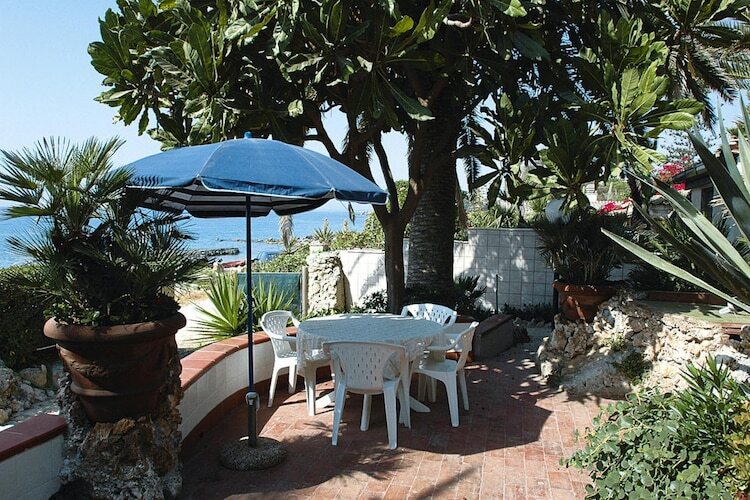 Villa Tanah-Lot - Maison à 20 m de la mer à Fontane Bianche - Photo 2