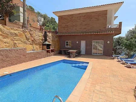 Location maison à Lloret de Mar, Villa 17 pers., piscine privée, près plage à 3km, clim, BBQ, WiFi - Parfait pour familles et groupes