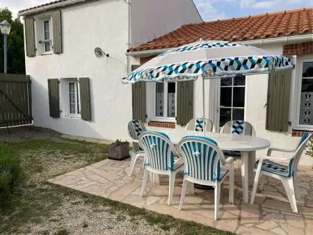 Location maison à L'Épine, Maison charmante 6 pers, jardin clos, TV et Wifi, proche commerces et plage, petit chien accepté.
