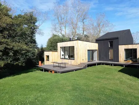 Location maison à Perros Guirec, Villa neuve en bois avec WIFI et jardin, à proximité de la plage de Trestraou, Perros-Guirec