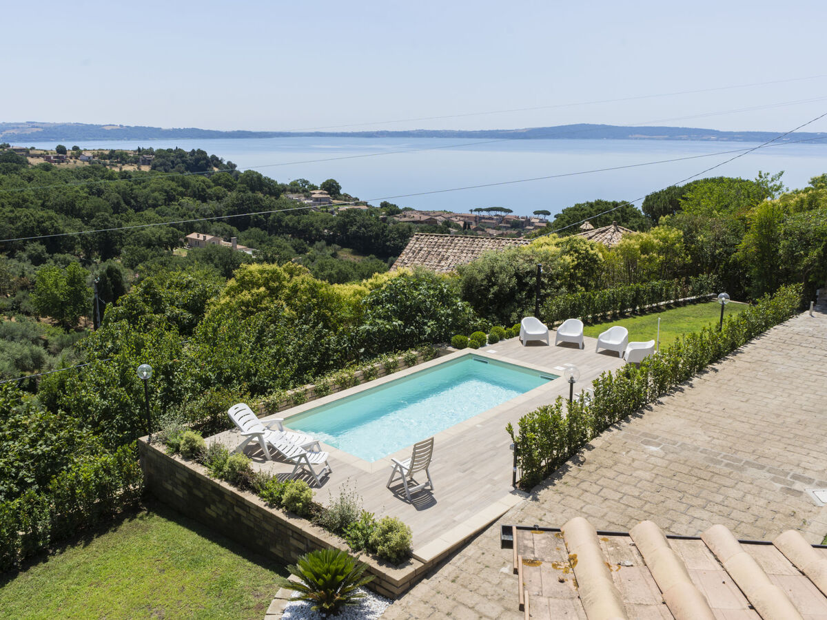 Villa Bougainvillea – 8 chambres, piscine et vue lac - Photo 1
