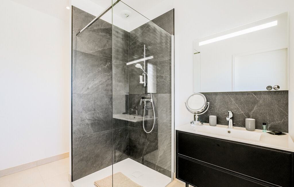 Maison avec piscine privée et terrasse à Robion - Photo 25