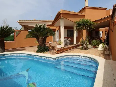 Location maison à Deltebre, Villa au bord de mer avec piscine privée, climatisation en option, WiFi gratuit, animaux admis