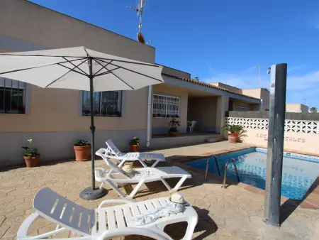 Maison avec Piscine Privée, Clim en Option, WiFi Gratuit, Animaux Bienvenus, Près de la Mer - Photo 1