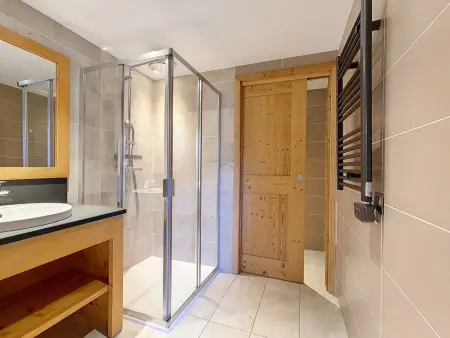 Chalet spacieux avec sauna, accès pistes, Wi-Fi et parking - Photo 11