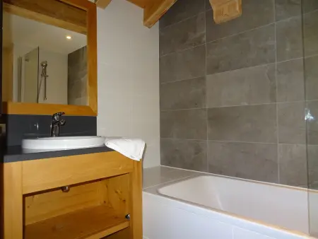 Chalet montagnard avec sauna et Wifi - Accès direct aux pistes - Photo 9