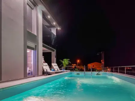 Emili & Elias, maison moderne avec piscine chauffée : photo 3