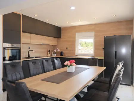 Emili & Elias, maison moderne avec piscine chauffée : photo 8