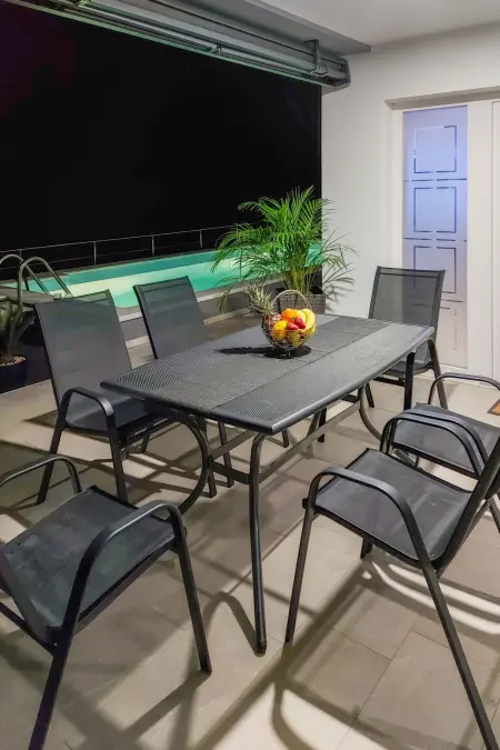 Emili & Elias, maison moderne avec piscine chauffée : photo 9