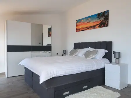 Emili & Elias, maison moderne avec piscine chauffée : photo 11