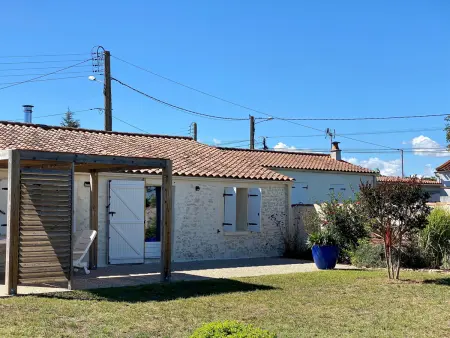 Location maison à Longeville sur Mer, Maison Rénovée Avec Jardin, Proche Océan et Commodités