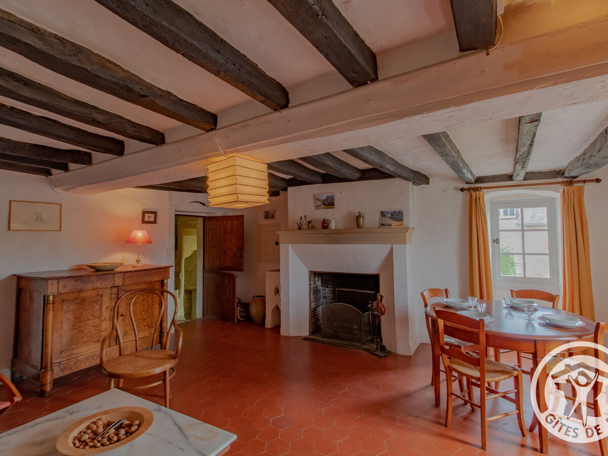 Maison 15ème siècle à Huillé, 2 ch, jardin, cheminée - Photo 2
