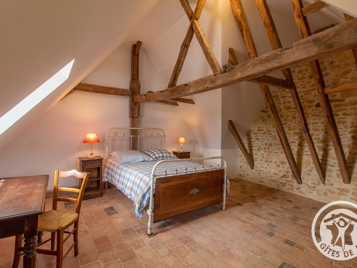 Maison 15ème siècle à Huillé, 2 ch, jardin, cheminée - Photo 4