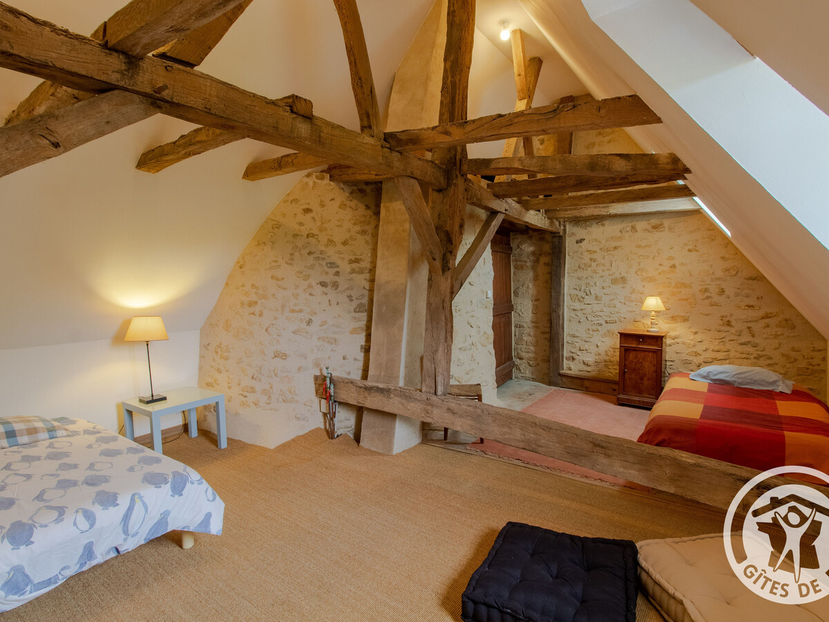 Maison 15ème siècle à Huillé, 2 ch, jardin, cheminée - Photo 6