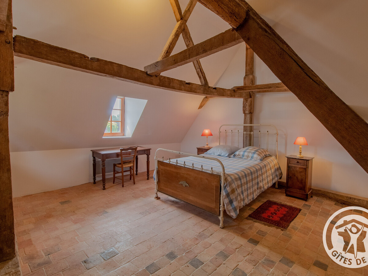 Maison 15ème siècle à Huillé, 2 ch, jardin, cheminée - Photo 8