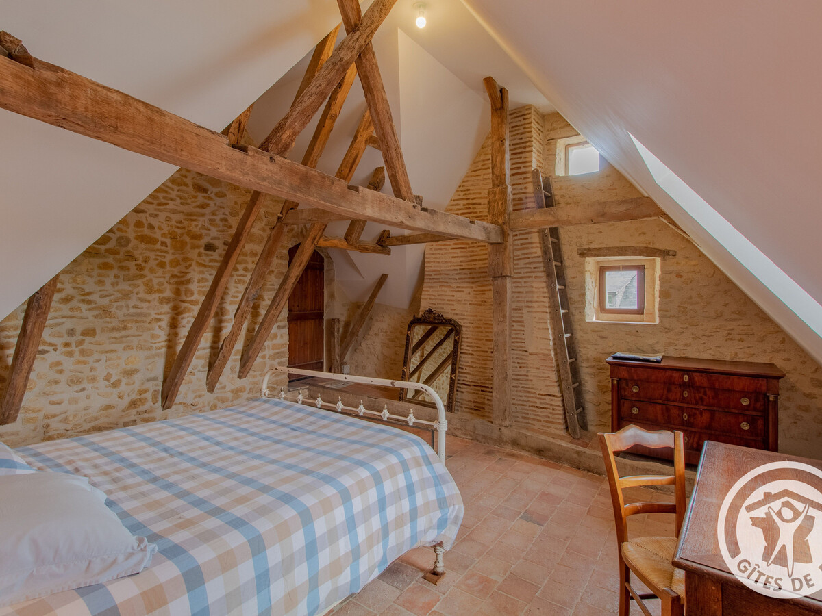 Maison 15ème siècle à Huillé, 2 ch, jardin, cheminée - Photo 9