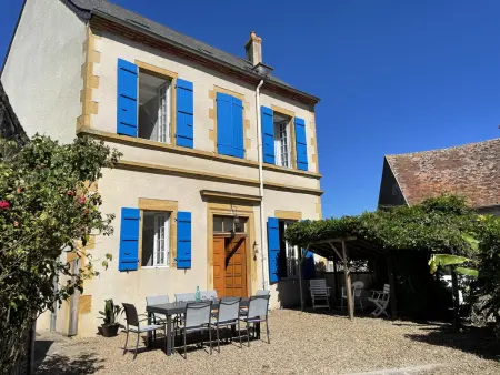 Location gite à Pierrefitte sur Loire, Belle maison bourbonnaise du 18e siècl au cœur dun village pittoresque avec jardin